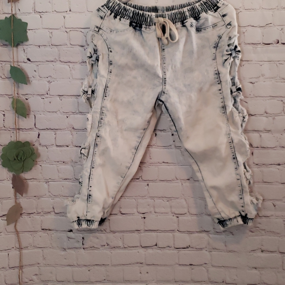 Junior's XL Trendy White Washed Capri's